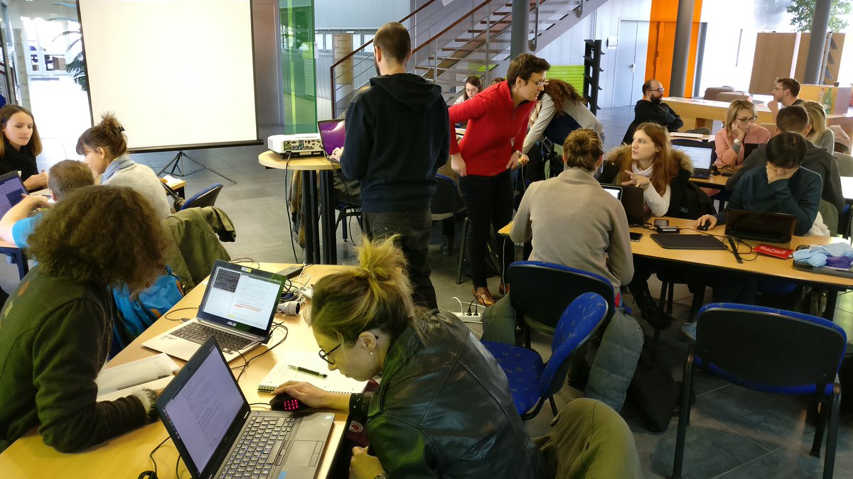 Les premières pages Web s'affichent au <a href="/RailsGirlsStE/">Rails Girls StE</a>