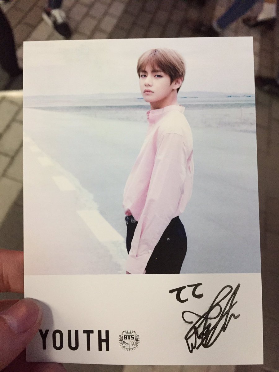 army_moe_bts's tweet photo. テテ ３部 レポです

本当に美しかった（；＿；）♡
椅子に座ってたからずっと上目遣い（下から見られてる感じ）で、ほんとに三枚目の写真とほぼ同じ！にまーってした感じだった😭😭😭❤️❤️
一瞬すぎて夢のようでした😭❤️ https://t.co/lrNJi3D8Ny