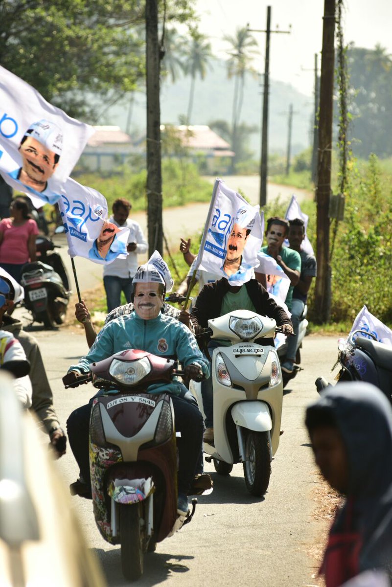 IamRohanSameer's tweet photo. .@AAPGoa  Road Show with .@DrKumarVishwas. Huge support For .@AamAadmiParty In Goa

#KumarVishwasInGoa https://t.co/ELnPsE9c2J