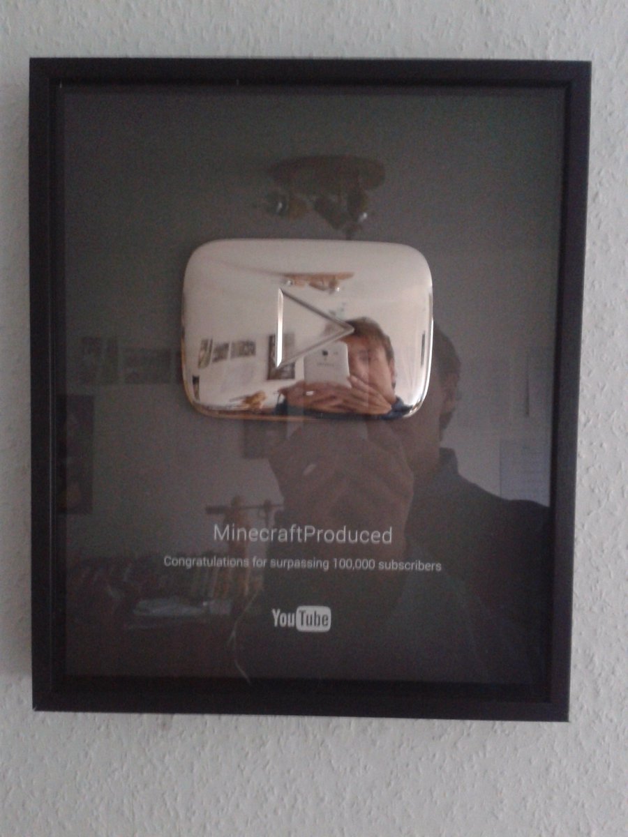 MineProduced's tweet image. Danke für eure Unterstützung! 👍❤️
🚩Danke für den 100.000 Abonnenten Youtube Play Button! 🚩
 #youtube #silver #playbutton #minecraft