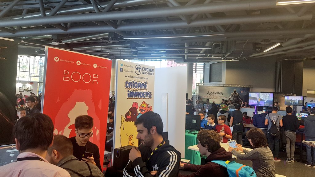 ChickenIndie's tweet photo. Segundo día en la @funandserious. Esto está hasta arriba! https://t.co/Xb1NDk0jsi
