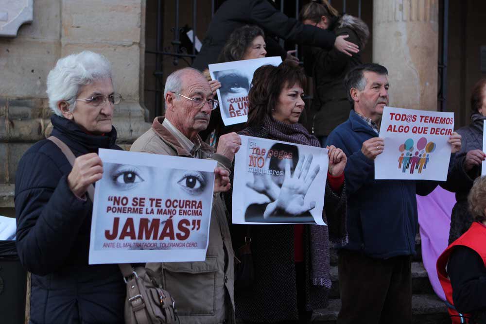 FielatoyNora's tweet photo. Cangas de Onís se paraliza contra la violencia machista https://t.co/FByMM6UUD6 #violenciagenero  #mannequinchallenge #niunamas https://t.co/zG1JMRHk0f