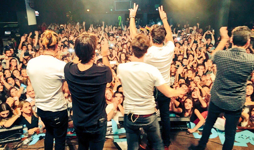 miriam_cm4's tweet photo. Un año ya de este momento! Con ganas de volver a veros! #Barcelona https://t.co/wYwIUY2TfT