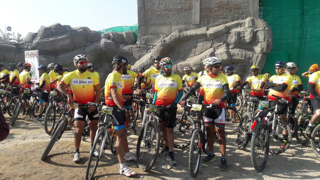 yadavakhilesh's tweet image. The first bicycle highway of India inaugurated at Lion Safari today with 150 riders of international &amp;amp; national repute and 2500 students.