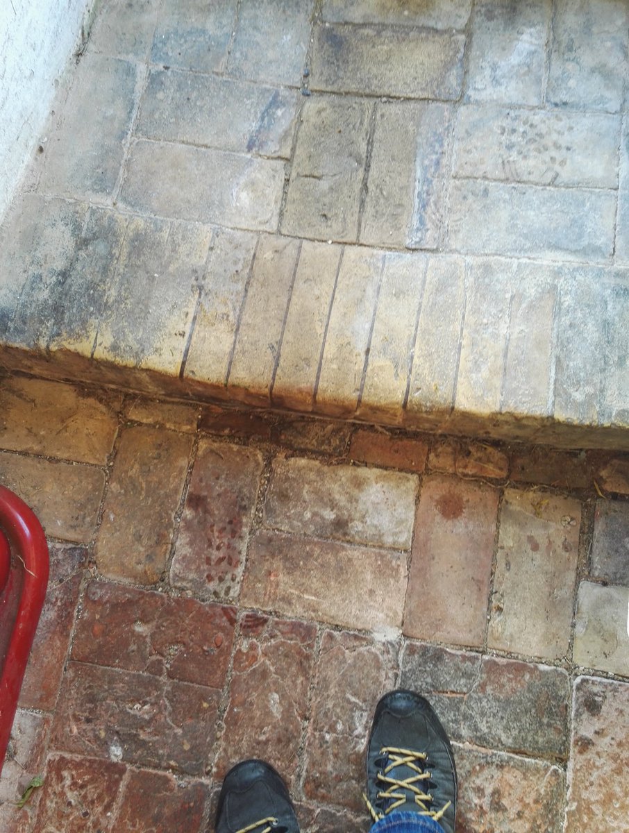 AndyWoodturner's tweet photo. Top tip:
If you're carrying boxes in to a church and slip on a wet step, DON'T shout "Oh Jesus!"
#awkwardapology https://t.co/aku0nNbszR