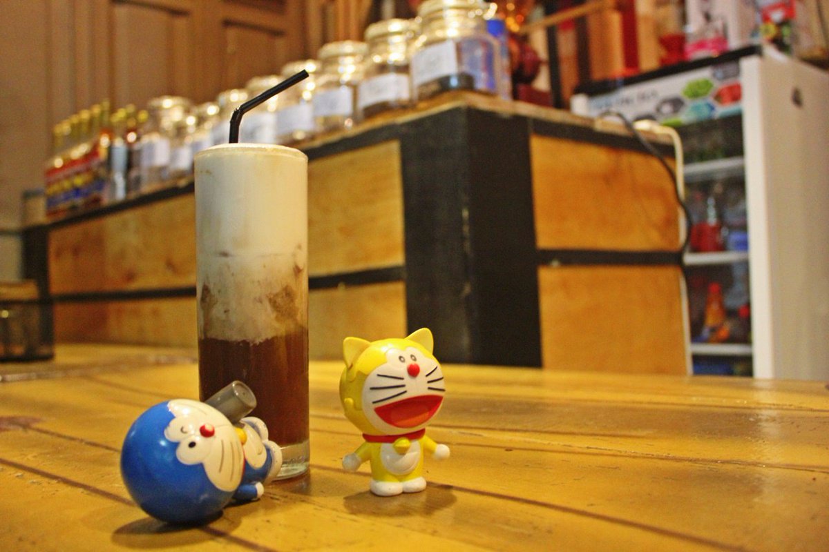 Hay guys, Ini dia mojangnya minuman cafe angkringan merdeka bulan ini, yap cola float . Dan hari ini weekend guys  saatnya berkumpul :)
