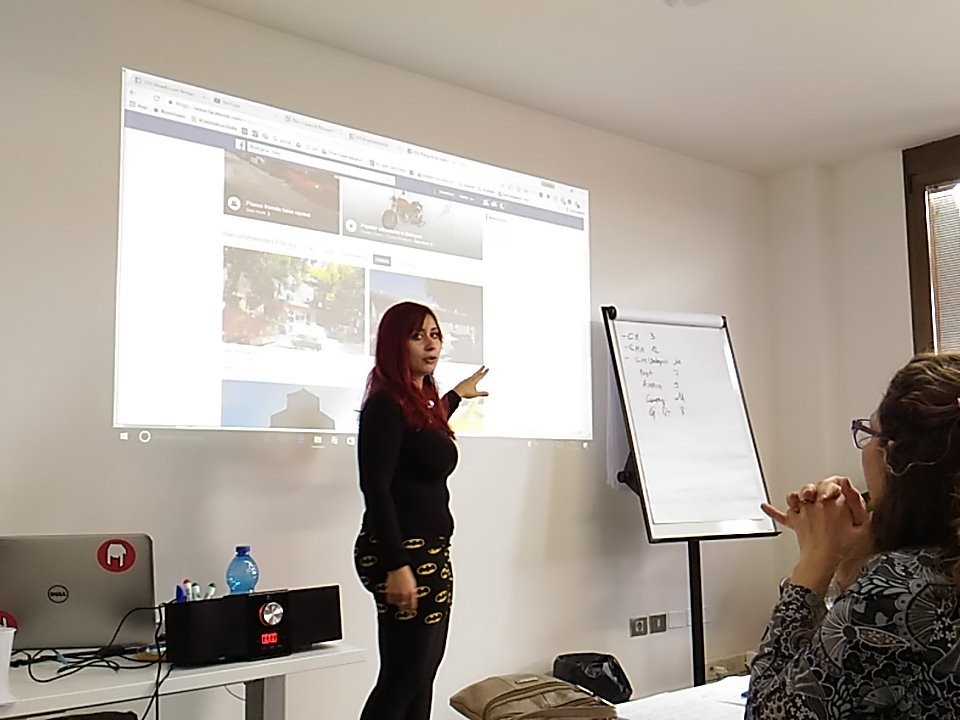 c_strategica's tweet photo. @perplessaMente ci parla di #Facebookplaces 😍😍, il #corsosamo è bellissimo! @studiosamo https://t.co/UaVM9yEXGt
