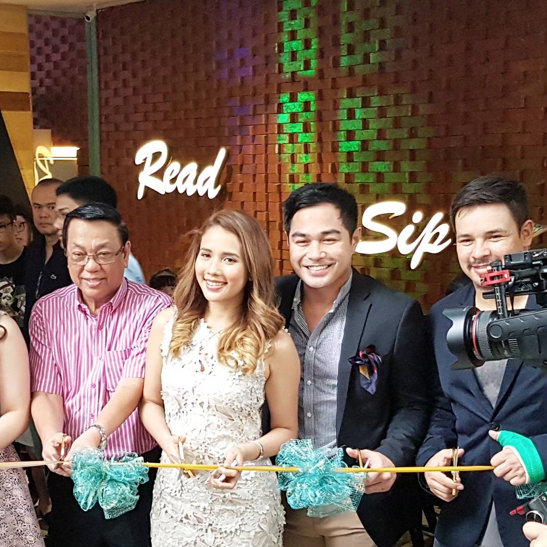 KarylleArchers's tweet photo. #Karylle and #BenjaminAlves at the opening of #BookAndBordersCafe third branch at Olympic Height Condo, Eastwood City.
📷: chikkanessave https://t.co/TebG5xAUMZ