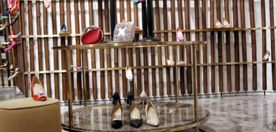 laConceria's tweet photo. #ratail @ManoloBlahnik apre a #kualalumpur, @Prada ai #Caraibi, @LoeweOfficial a #Madrid. Una settimana di #opening https://t.co/yg2VlpHhaM https://t.co/8dwSgHYKYF
