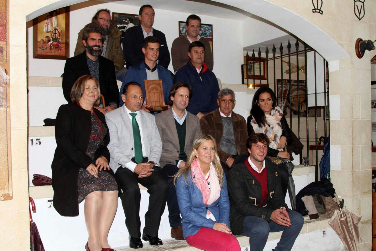 Muchas Gracias <a href="/CTElRabo/">Club Taurino El Rabo</a> ! ... Una noche hablando de nuestra pasión, El Toreo , con buenos aficionados...Fué todo un placer para mi.