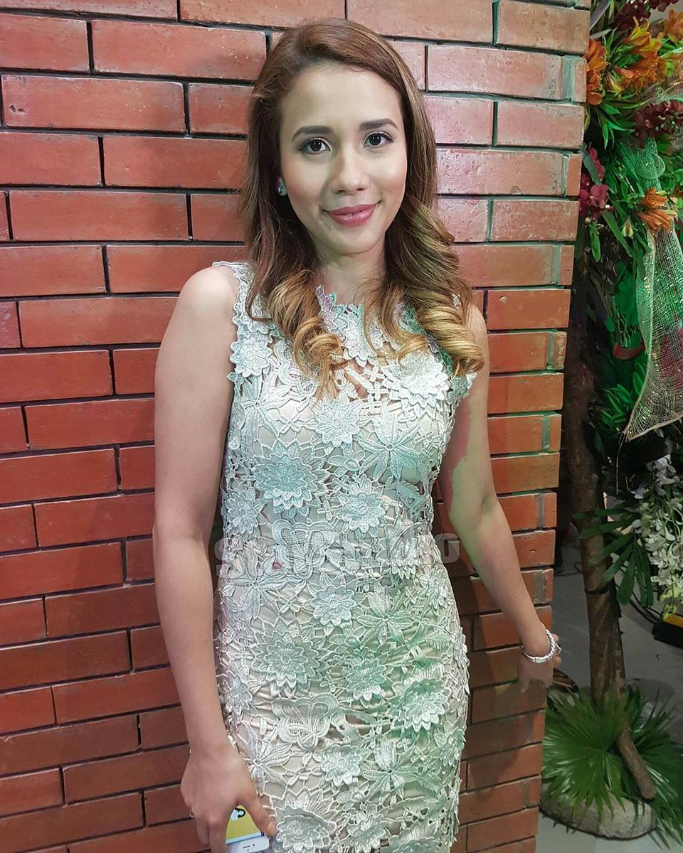 KarylleArchers's tweet photo. #WhereIsStarStudio - With Karylle at the Eastwood Grand Opening celebration of Book & Borders Cafe. #BookAndBordersCafe
📷: starstudiomag https://t.co/Wr9YTg89kK