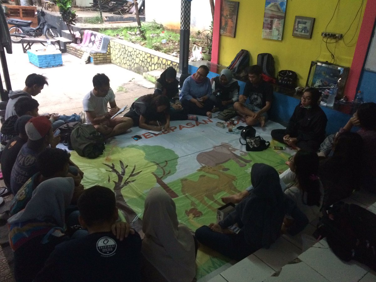 SemangART guys!
 Nih twips mimin kasih tau kita lagi rapat produksi loh, serius2 ya muka nya unyu2 ya😹