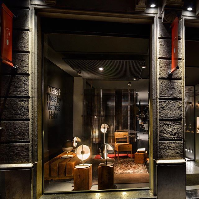 PuntoLuzBcn's tweet photo. Nuestro espacio creativo, nuestra cara al mundo... #Puntoluz #shopwindow #marset #mathiashahn https://t.co/ysO657fgiJ
