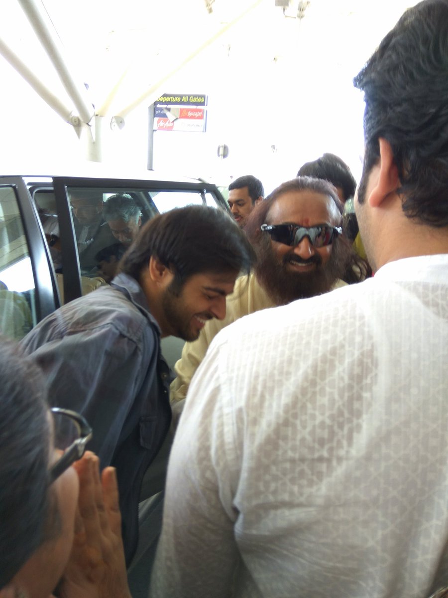 kathuriavaibhav's tweet photo. Chaandi 4 ppl in Delhi, last 7 days! Meeting @SriSri so many times :) @gaurisharda @rashminp @poojaarora @abhishekdawar @sand_vaswani https://t.co/begFHEXvUi