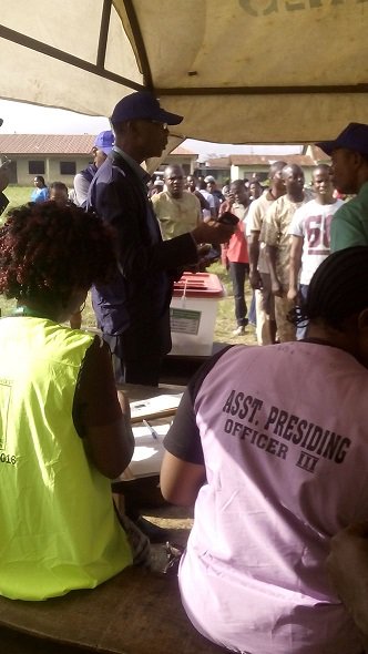 Video: Voters stranded as card reader malfunctions at Oba Ile 2nd Gate ,Unit 2
<a href="/OndoTv/">ONDOTV</a>
<a href="/adeyanjudeji/">Comrade Deji Adeyanju</a>
<a href="/akinduro/">John Paul Akinduro</a>
vanguardngr.com/2016/11/video-…
