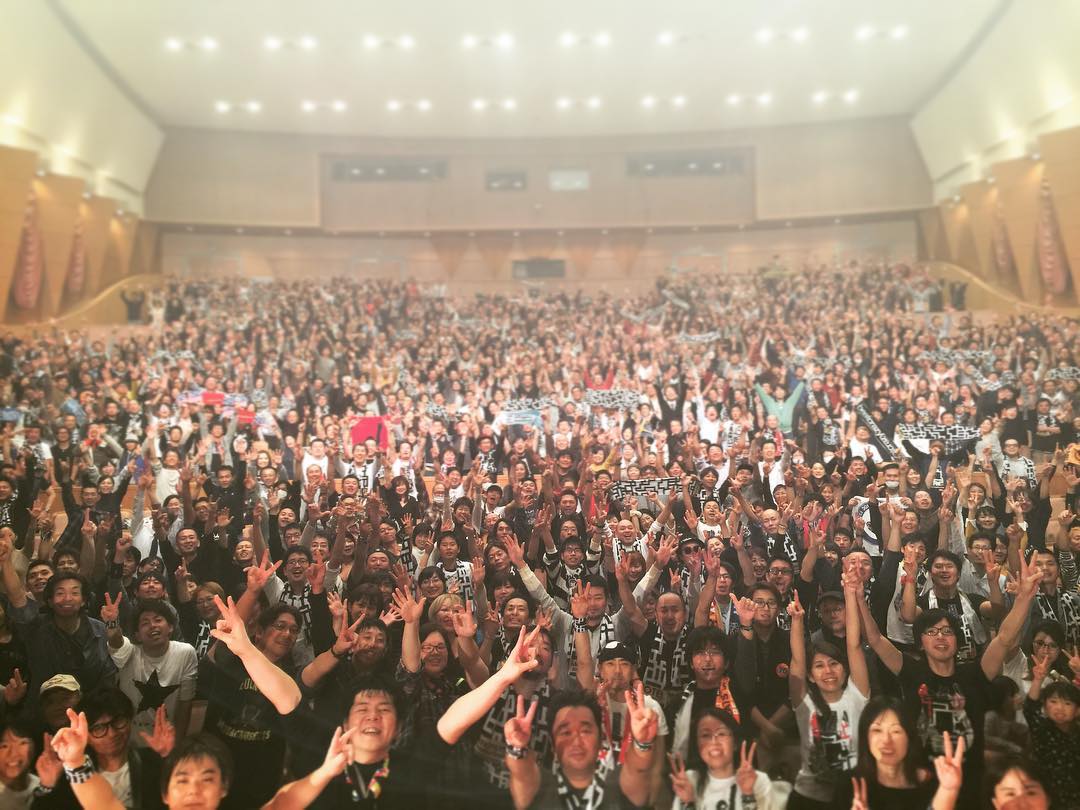 Hotei Staff On Twitter 昨夜 赤とんぼ文化ホールにご来場いただいた皆さんありがとうございました 皆さんの笑顔本当に素敵でした 次回は長野県上田市公演 ご来場予定の皆さん待っててくださいね Https T Co Yvjtqsq54l Twitter