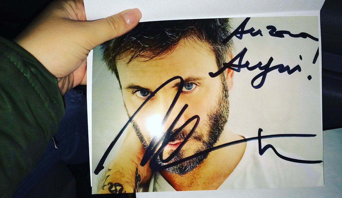 _Roraaa's tweet photo. Grazie idolo.❤️#sempliciemozioni#unregaloinaspettato#comefarmifelice @NekOfficial https://t.co/RaqktrlP6h