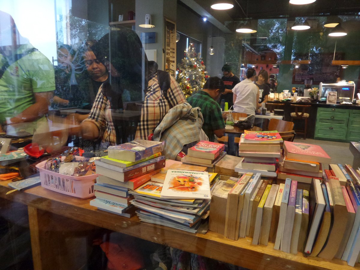 Yang malem Mingguan di seputaran Kemang, bisa mampir di <a href="/TREEANGELO_/">Treeangelo Coffee</a> byk barang2 seru <a href="/2ndhandforlife/">Secondhand for Life</a> lho