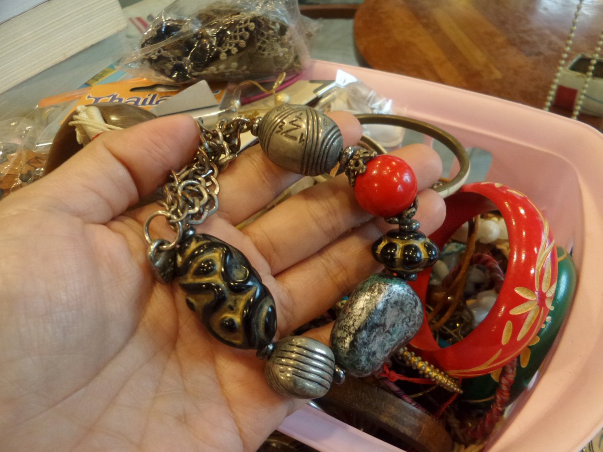 Aduh, ada gelang Rp10rb-an. Beli nggak yaaaa? <a href="/2ndhandforlife/">Secondhand for Life</a> <a href="/TREEANGELO_/">Treeangelo Coffee</a>