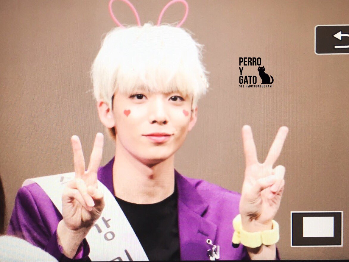CHY_9900's tweet photo. 161126 신촌 팬싸인회 영규니 ! 오늘도 넘넘 예뿌당 ㅜ_ㅜ 보라색이 휘영이빨 받앗더 ㅋ #휘영 #HWIYOUNG #SF9 @SF9official https://t.co/mU0QDk6hnp