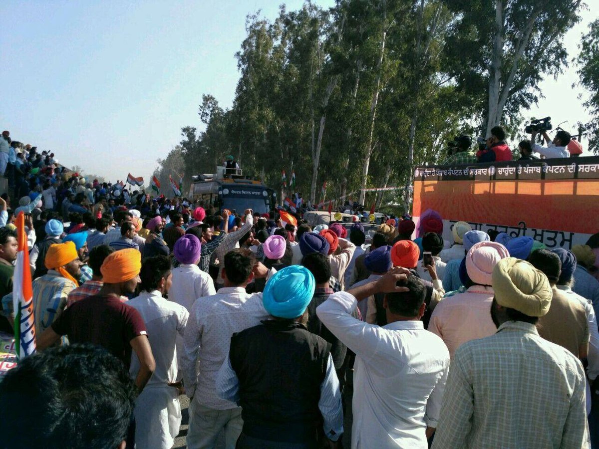 VSBrar4Captain's tweet photo. @PunjabDaCaptain @capt_amarinder get great response of Punjabis in #PatialaRoadShow
#CaptainSmartConnect #YouthCaptainDeNaal #bringbackCAS https://t.co/WdQA9cEg3Y