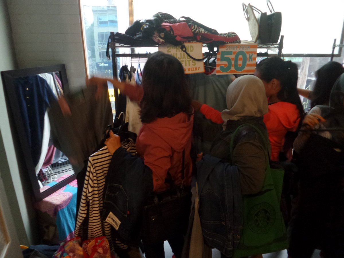 Kalap pilih2 baju. Bongkar2 juga boleh kok. Harga terjangkau mulai Rp25rb-100rb. <a href="/2ndhandforlife/">Secondhand for Life</a> <a href="/TREEANGELO_/">Treeangelo Coffee</a>