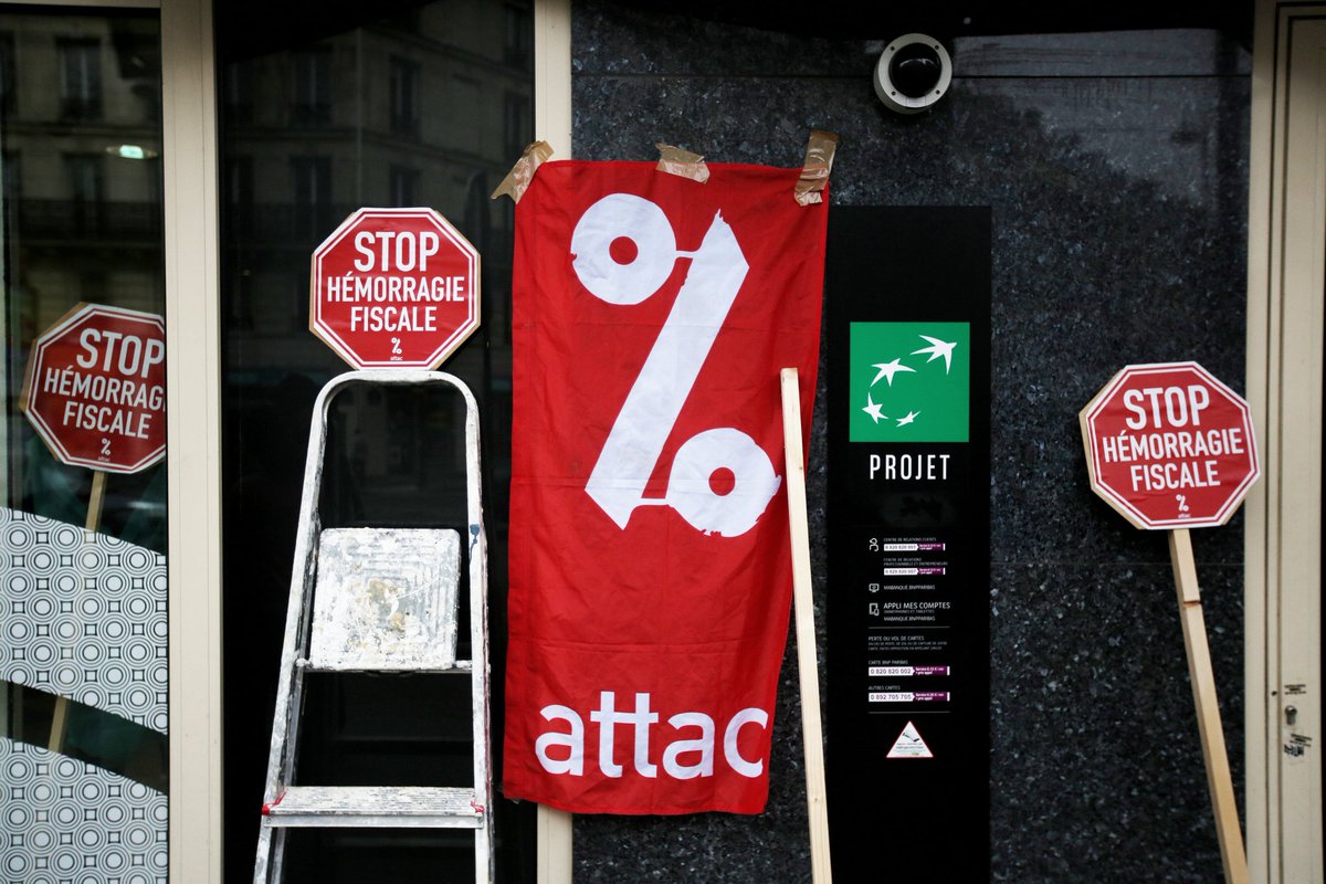 olivierarandel's tweet photo. @attac #happening dans l'agence #BNPParibas sébastopol #paris @attac_fr pour dénoncer l'#evasion #fiscale @Parisien_Images https://t.co/NX2h5T8Rei