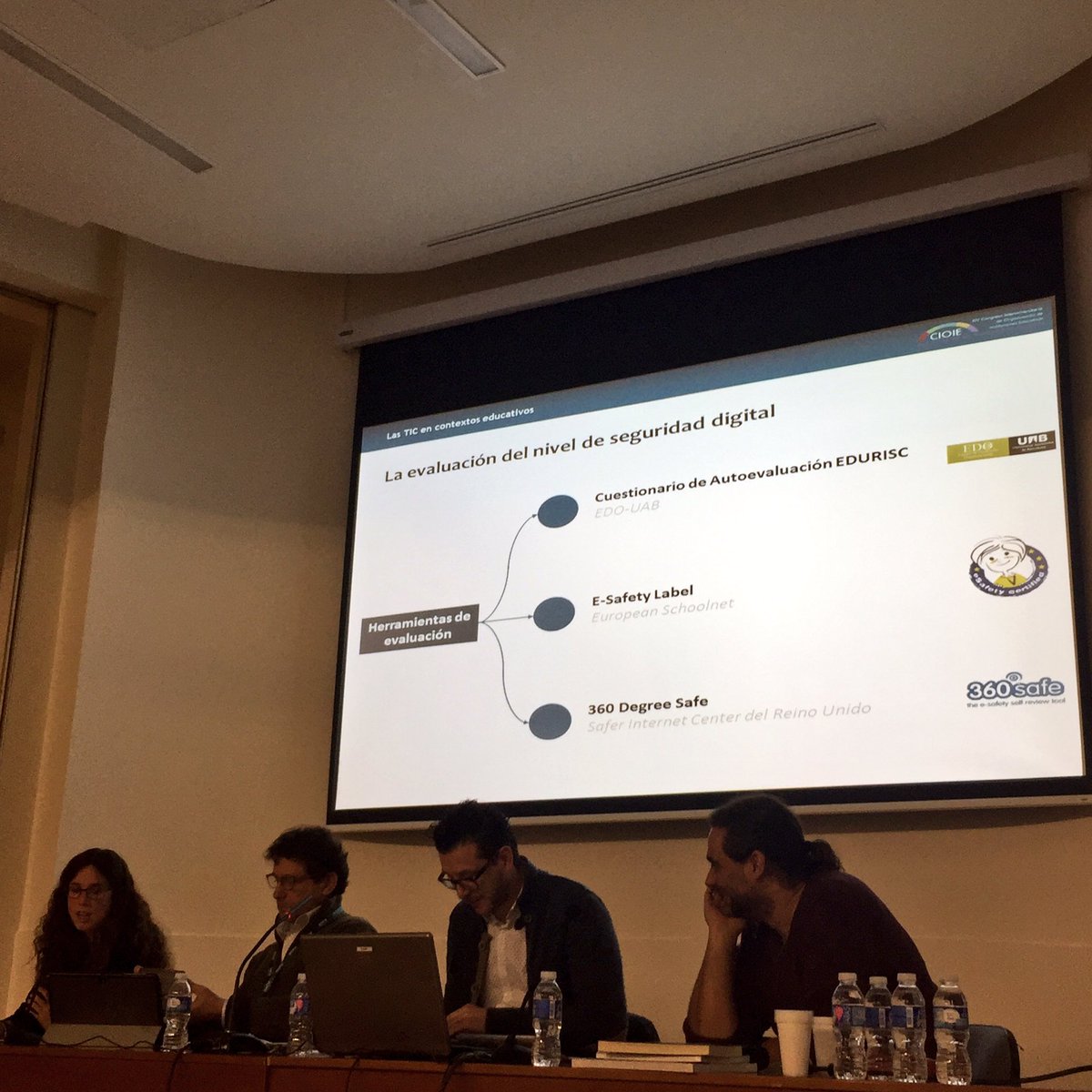 GrupoEDO's tweet photo. Seguridad digital en las escuelas: prevenir, detectar e intervenir. Herramientas útiles para el #profesorado @Annadiazvi85 #CIOIE https://t.co/6v6pFkKrQV