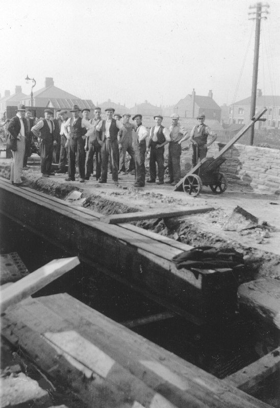 BarnsArchives's tweet photo. A-Z of Barnsley - Pogmoor - the railway bridge at Pogmoor undergoing work in 1934 #explorearchives #autoarchives https://t.co/necMLHN827