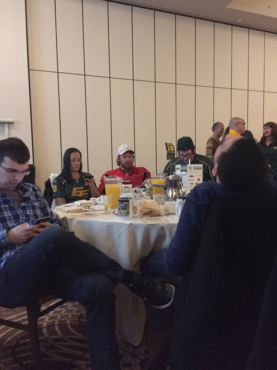 estrength_'s tweet photo. Table 17 is so lame they are trying to be table 18 #fakes #spirityeg https://t.co/LEu2aNoKt6