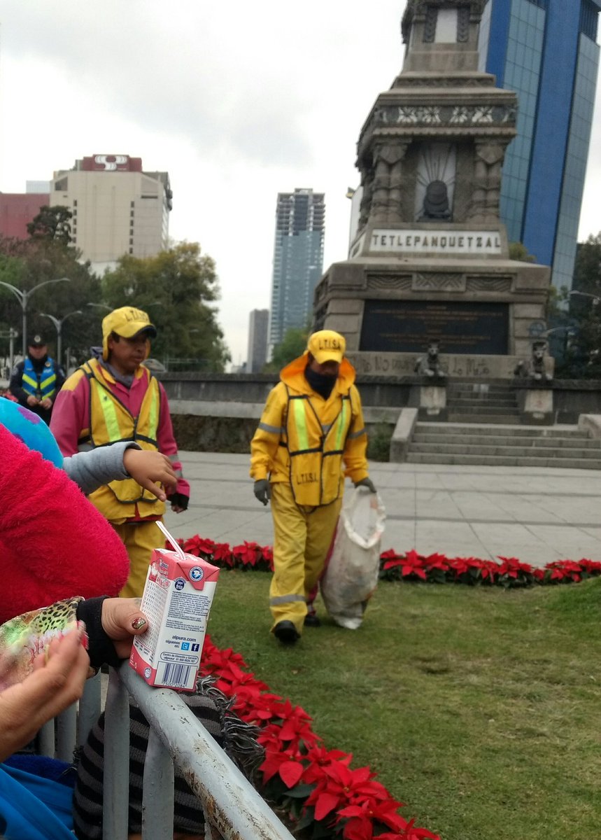 John_Metalll's tweet photo. Sólo vine al desfile a ver a Pikachu, no me imaginaba que fuera tan ecologista.
 #desfileliverpool #pokecologista 
@liverpoolmexico https://t.co/d8uqepBFSs