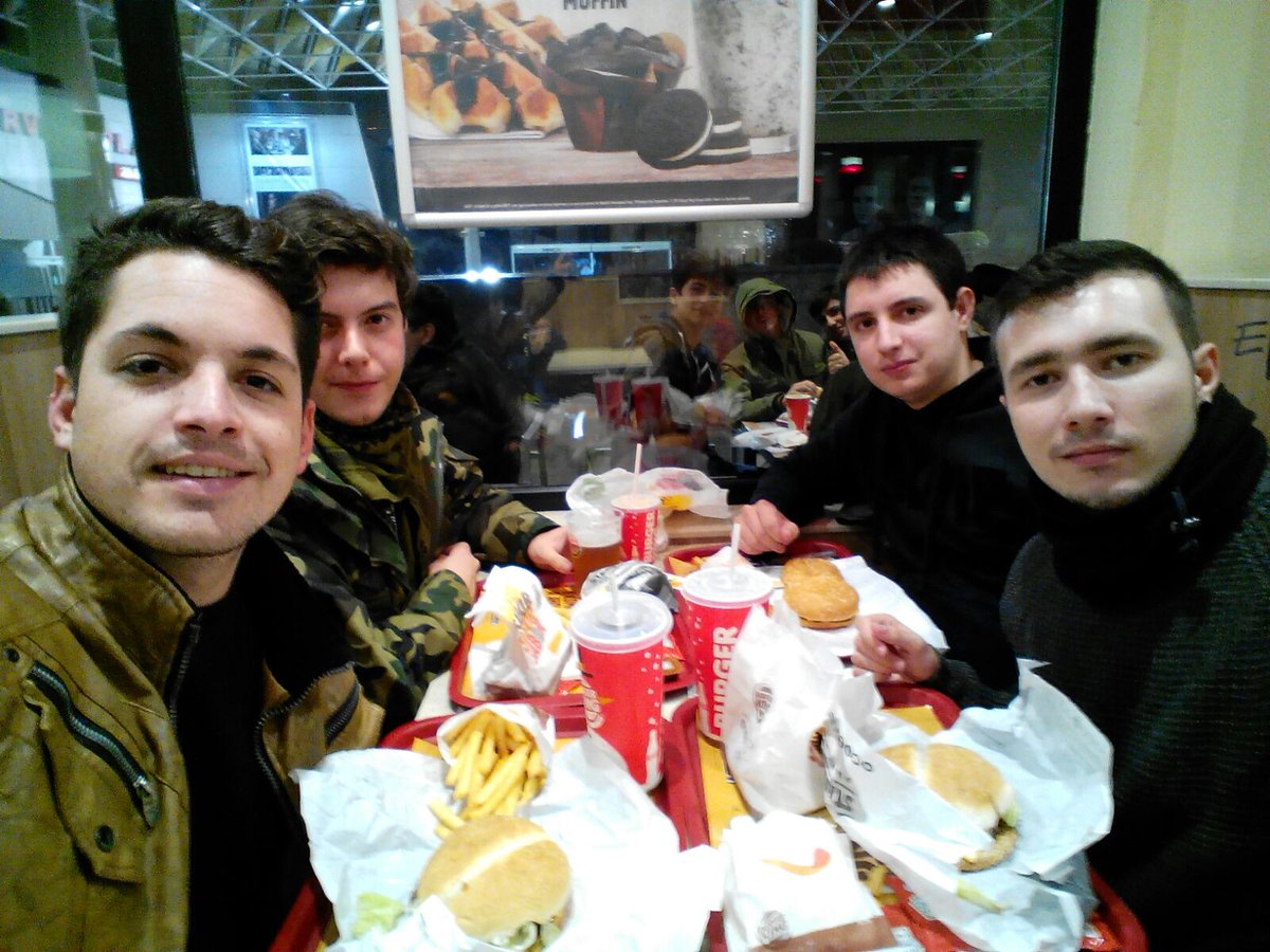 devploit's tweet photo. Gran foto ayer por la noche cenando después de la #secadmin2016. https://t.co/90OvAMoQqM