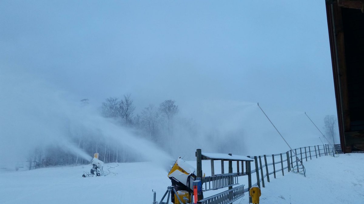 MtStLouis's tweet photo. Office is Open until 5pm all wknd! Pick up your Season Pass and don't wait in line Opening Day! #GoWhereTheSnowIs #ThinkCold #2daysAgoPic https://t.co/KUfsFSplYl