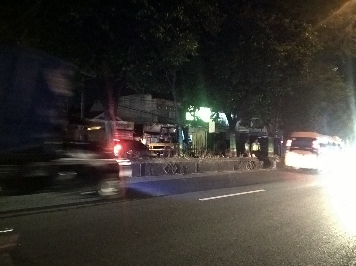namemilah's tweet photo. Terjadi kecelakaan tunggal, truk terguling di ruas jalan raya singosari arah sby ke mlg #lalinmlg @infomalang https://t.co/dhHWrlUQe4