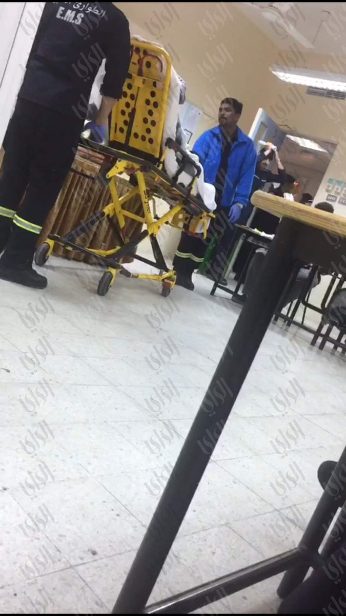 AlraiMediaGroup's tweet image. مواطن يطلب نقله للتصويت من مستشفى العدان للجنة مبارك الكبير بالدائرة الخامسة والقاضي يمازحه بعد إدلائه بصوته: المفروض لك صوتين
#الكويت_تنتخب