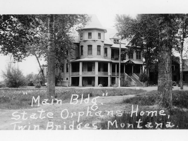 Zak_Bagans's tweet photo. The owner tells us as a tear drops from her eye "I can hear them singing" TONIGHT don't miss a NEW #GhostAdventures #TwinBridgesOrphanage https://t.co/xiBIOxFT36
