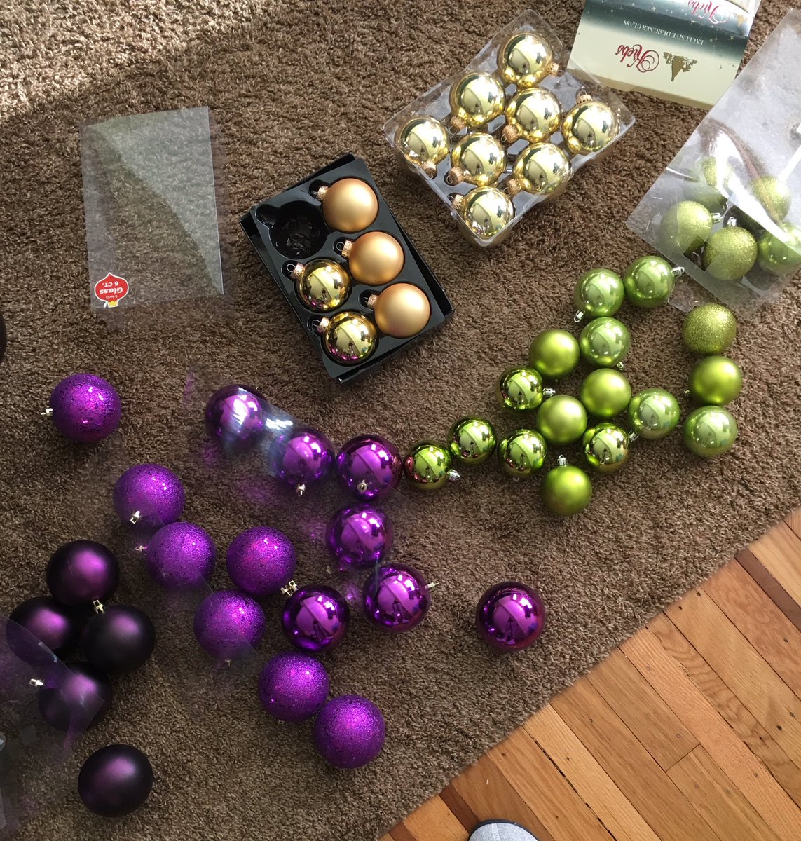 OnlyLesa's tweet photo. Feelin' a DC villain Christmas tree! #HAHAHA #Christmas #themedchristmastree #notyouraveragetree #DC 💚💜👌🏼 https://t.co/8TkQ14dBYX