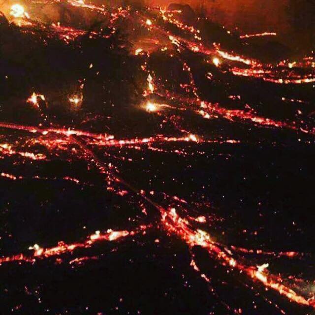 muktediryaziyor's tweet photo. İsrail de ki yangında 80 bin kişi evini terk etti.Yangını bahane edip o 80 bin kişi Gazze ye yerleştirilirse bilin ki yangını İsrail çıkardı https://t.co/tnNkWwdA8H