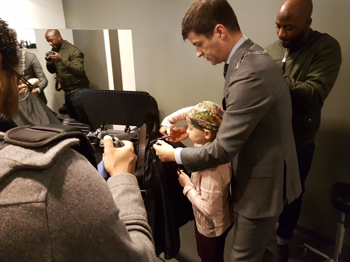DesiBeans's tweet photo. @pvandestadt dank voor uw aanwezigheid bij #schaarinjehaar #stichtinghaarwensen #goeddoel # trots #quintokappers https://t.co/F11z2YBWSd