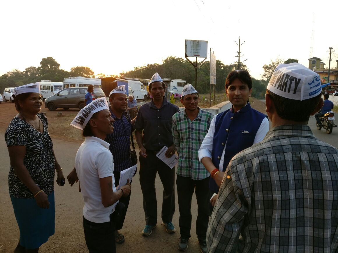 kanchan_bhupal's tweet photo. @DrKumarVishwas गोवा में कैसीनोस के विरोध में कैंपेन कर रहे 'आप वाॅलंटअरस से मिलते हुए 
#KumarVishwasInGoa https://t.co/oxEqI77tDJ