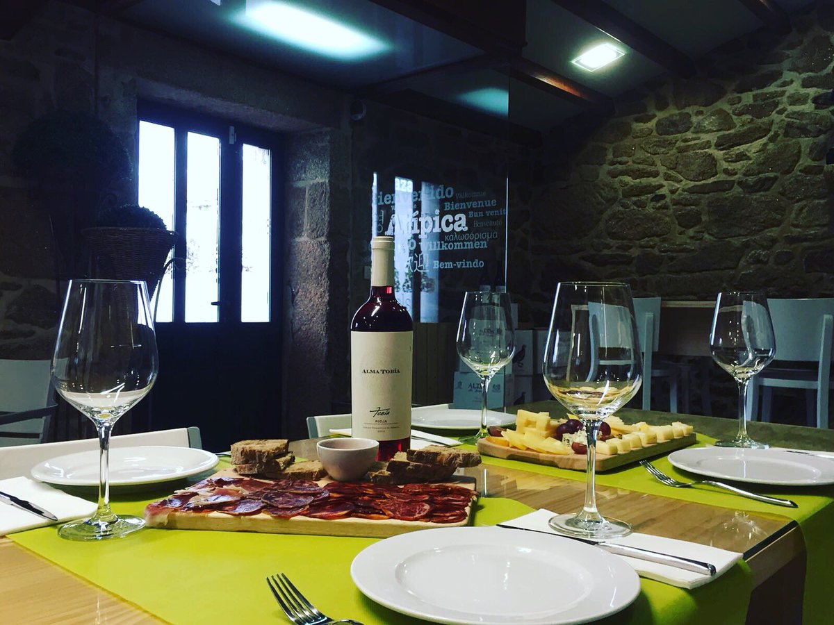 A estas horas ya apetece un #aperitivo, ¿qué tal una tabla de ibéricos o de quesos? Pídelas en nuestra #taberna