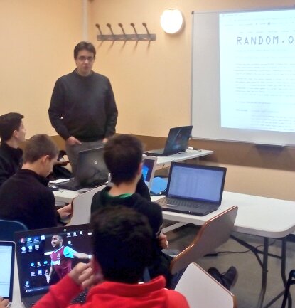 majadajoven's tweet image. Nuestro #mentor más veterano en #coderdojomajadahonda un día más guiando a los #ninjas @Javi_Pronoide