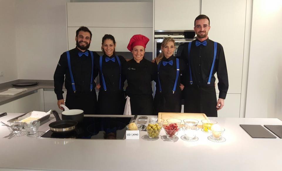 VickyMChef2's tweet photo. Nuestro catering se trasladó a la inauguración de la tienda @cookingtkc 😍✨ encantada de haber participado en el SHOWCOOKING  🌟🎈🍴 https://t.co/6nBG1kBQFg