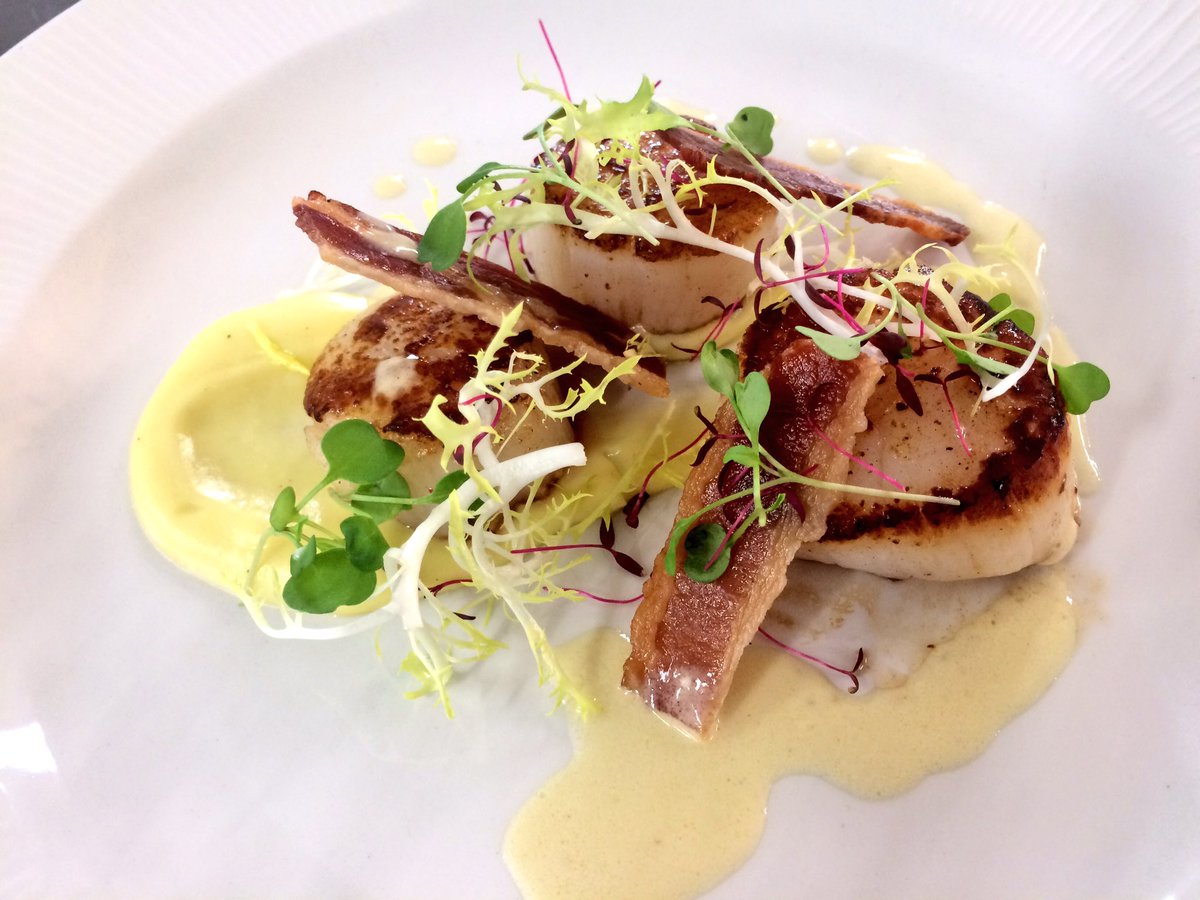 AdamLittleHC's tweet photo. Hand dived scallops, parsnip pancetta crisp @exetergcc lunch https://t.co/7HfekoPo0U