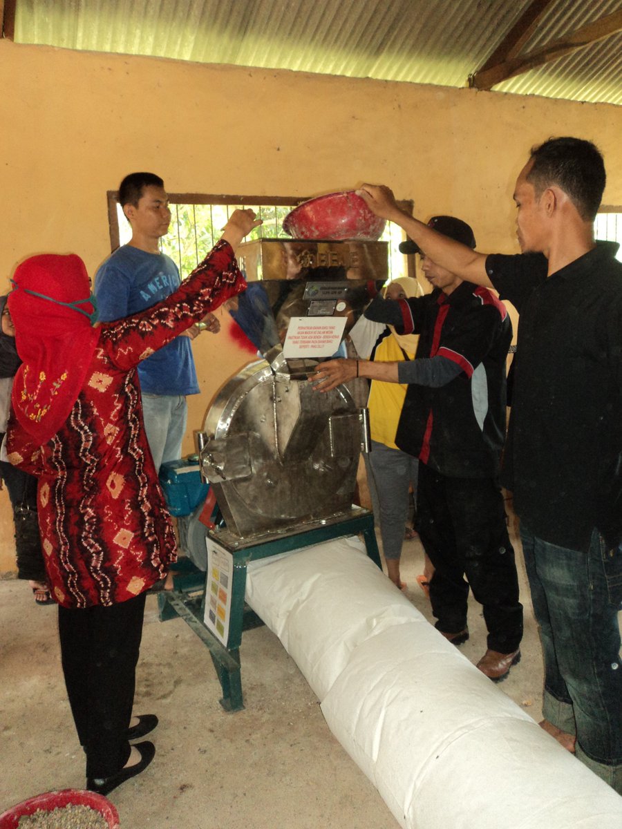 bektia88's tweet photo. Praktek Pembuatan Pakan Ikan Bersama Tim Dir.Pakan &amp; 3PokdakanPenerima Gerpari2016 @BudidayaKKP @kkpgoid @pusluhdayakp #PPB_INDONESIA#Luhkan https://t.co/YJxpKfgKFY