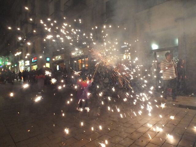 SagreSamba's tweet photo. Avui a la tarda comencen els actes... correfoc infantil, tabalada i correfoc adult! Ho tenim tot! Hi faltaràs?! Vine a la plaça Massadas 20h https://t.co/XK4QbSJs9I