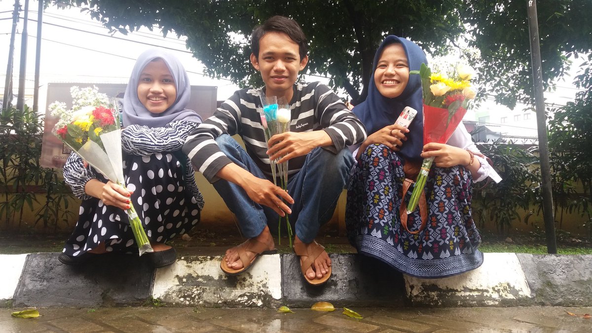 billymu_'s tweet photo. Anggap saja mereka berdua yang lagi wisuda @LailaHikmah45 @luthfir23 😆😅

#formala #uinjakarta #wisuda102 @Formala_jkt https://t.co/O2e25nwcfj