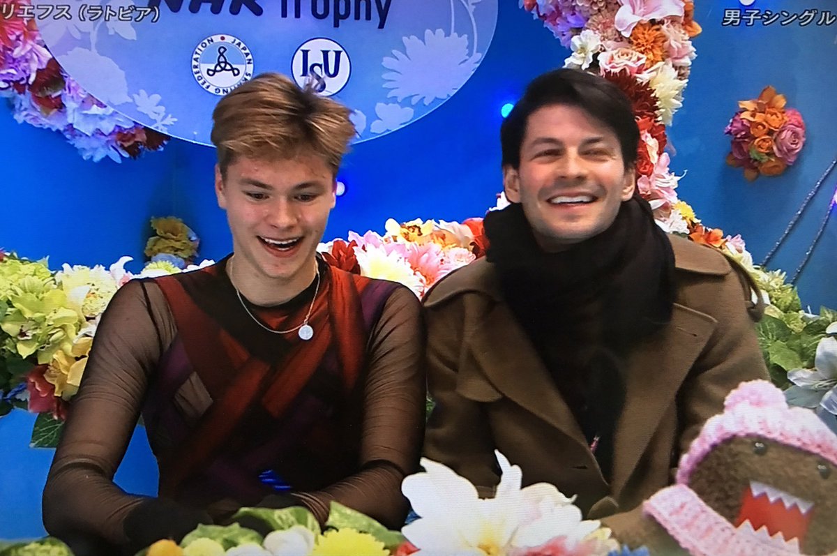 フィギュアコーチ ランビエールさん教え子と一緒にユーリ On Ice鑑賞中の写真が話題に Nhk杯でもヴィクトルそっくり Togetter