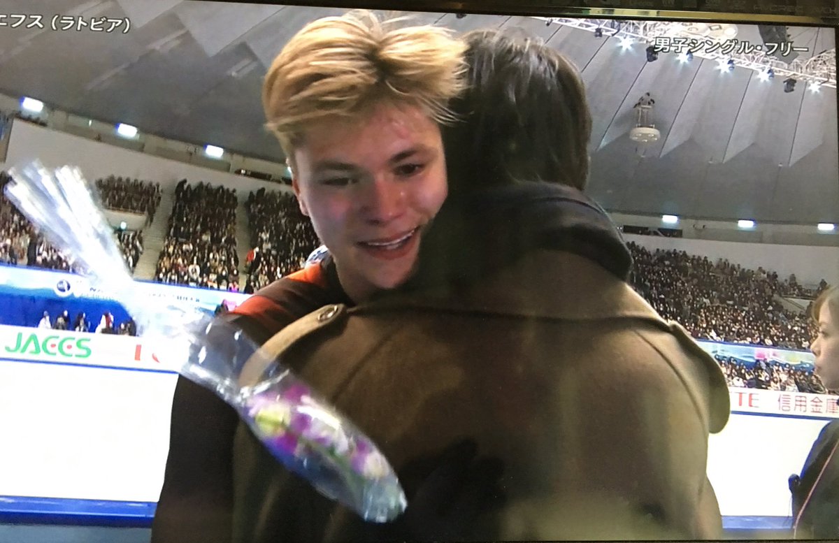 フィギュアコーチ ランビエールさん教え子と一緒にユーリ On Ice鑑賞中の写真が話題に Nhk杯でもヴィクトルそっくり Togetter