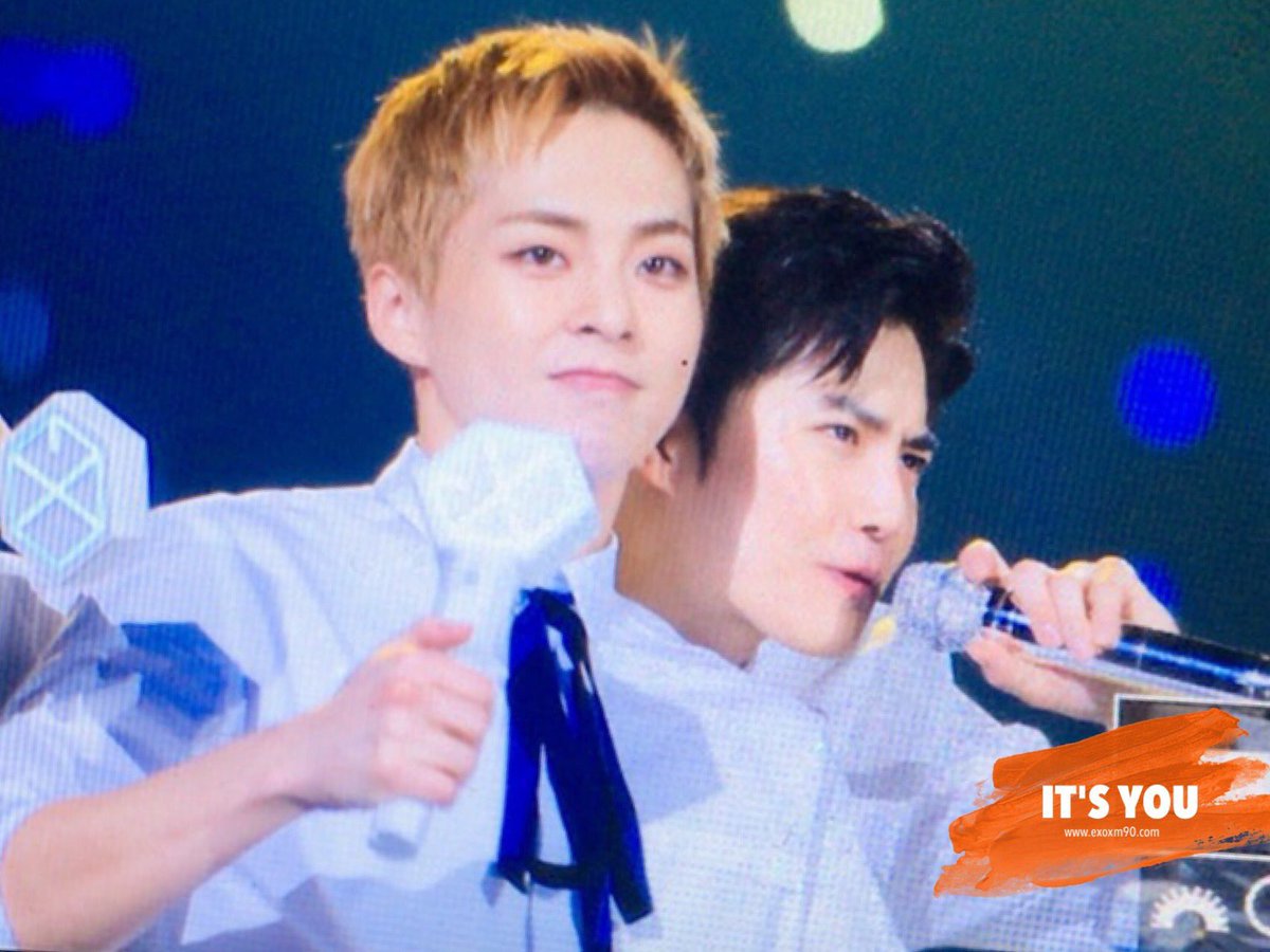 XiuminThailand's tweet photo. [PREVIEW] 161126 XIUMIN @ #EXOrDIUMinTaipei Day 1

พี่ใหญ่และลีดเดอร์ของเราค่ะ ตัวติดกันเลยนะคะ☺️

Cr. exoxm90com https://t.co/M5oCzuDTxY